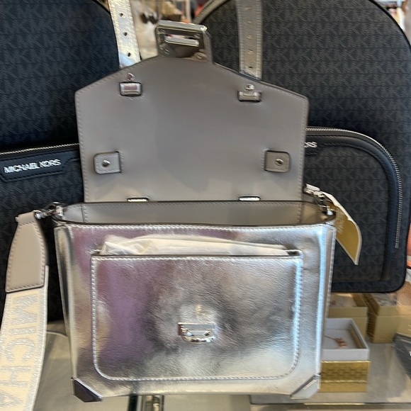 MICHAEL KORS
Manhattan Medium TH SCHOOL Crackled Metallic Leather SATCHEL
NWT - Picture 11 of 16